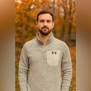 Under Armour muted green Pullover with Pocket; men's small, cozy